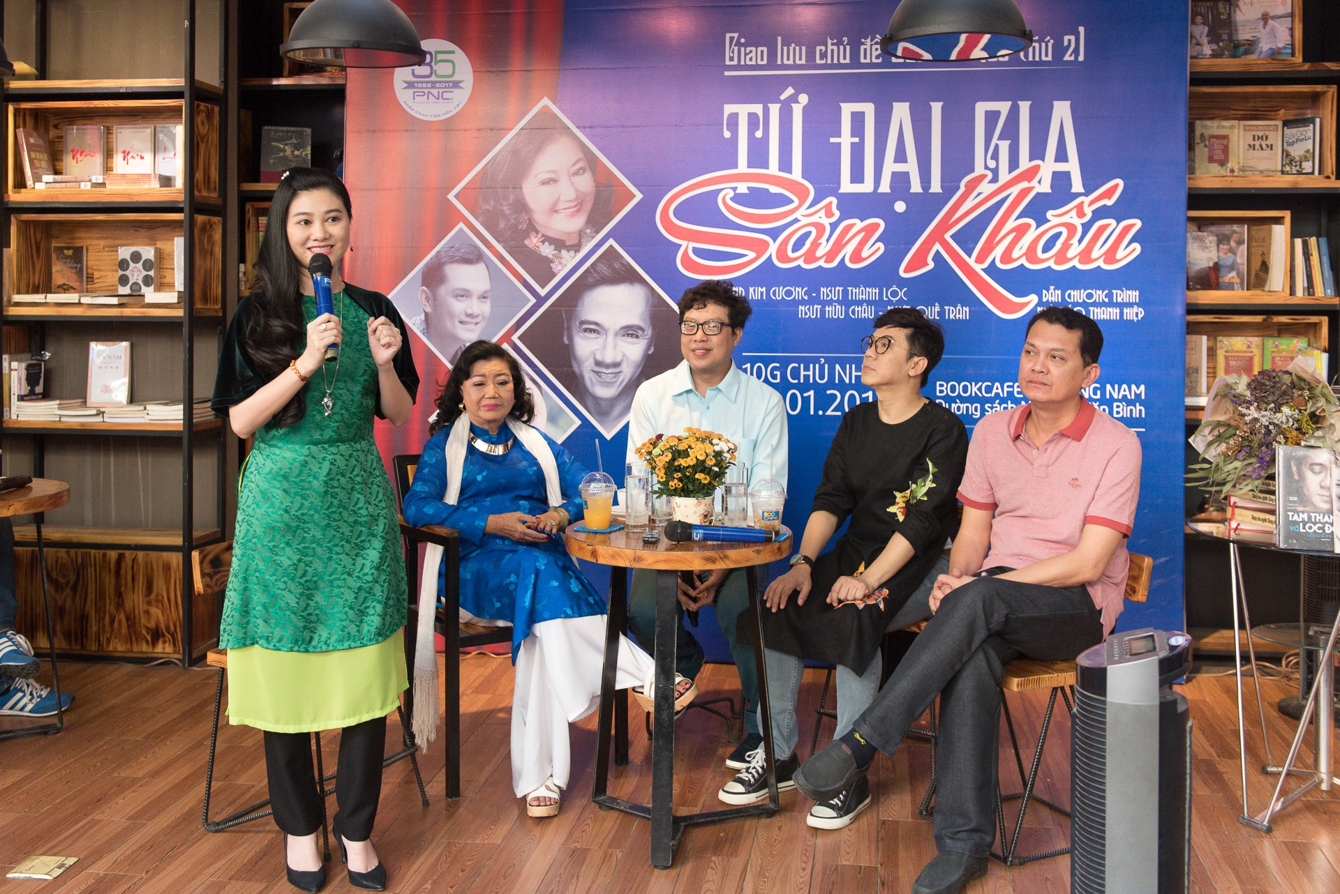 khan gia ngoi kin duong sach giao luu voi nghe si anh 1