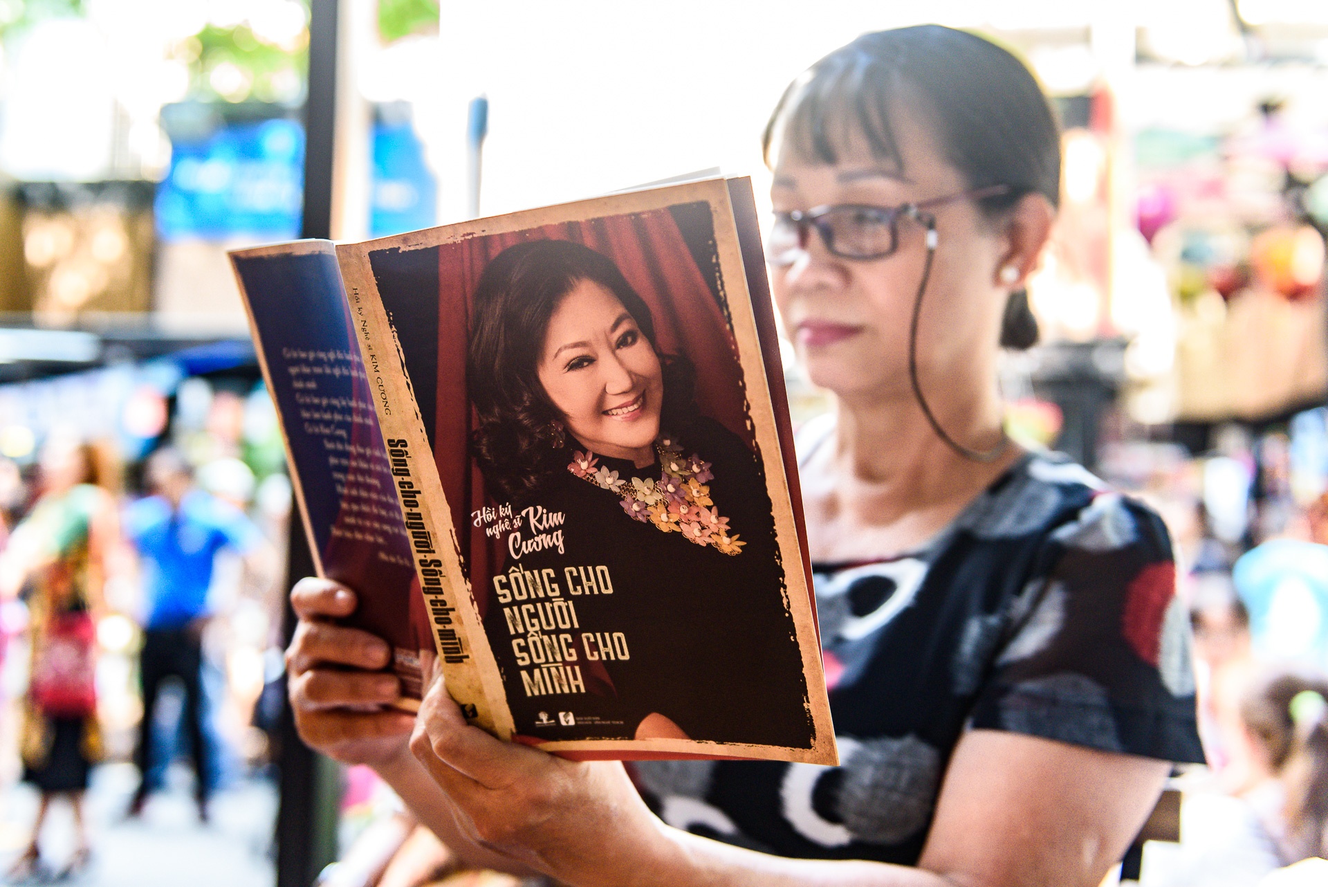 khan gia ngoi kin duong sach giao luu voi nghe si anh 8