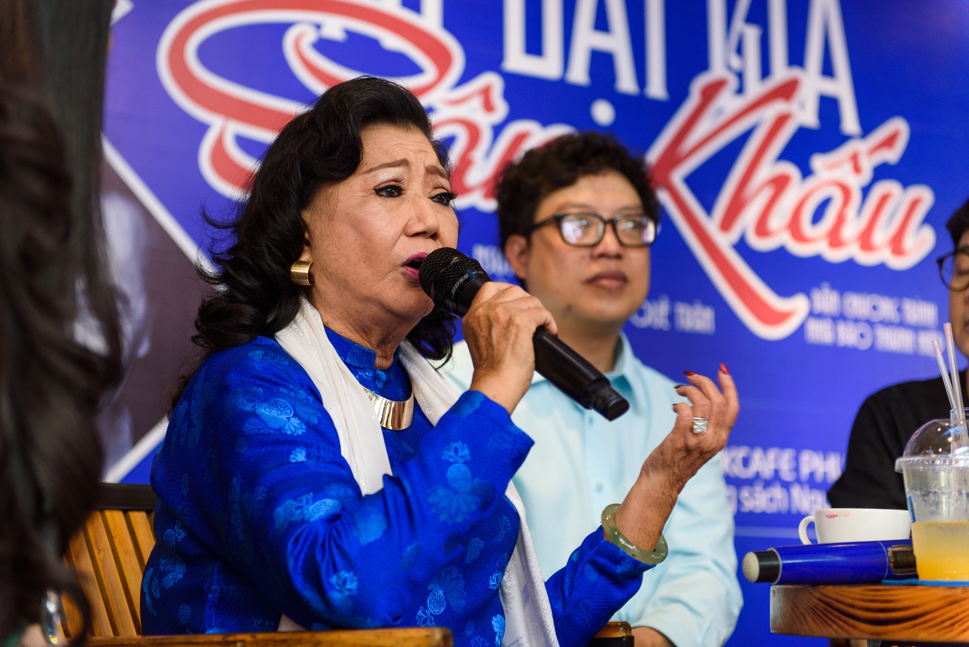 khan gia ngoi kin duong sach giao luu voi nghe si anh 3