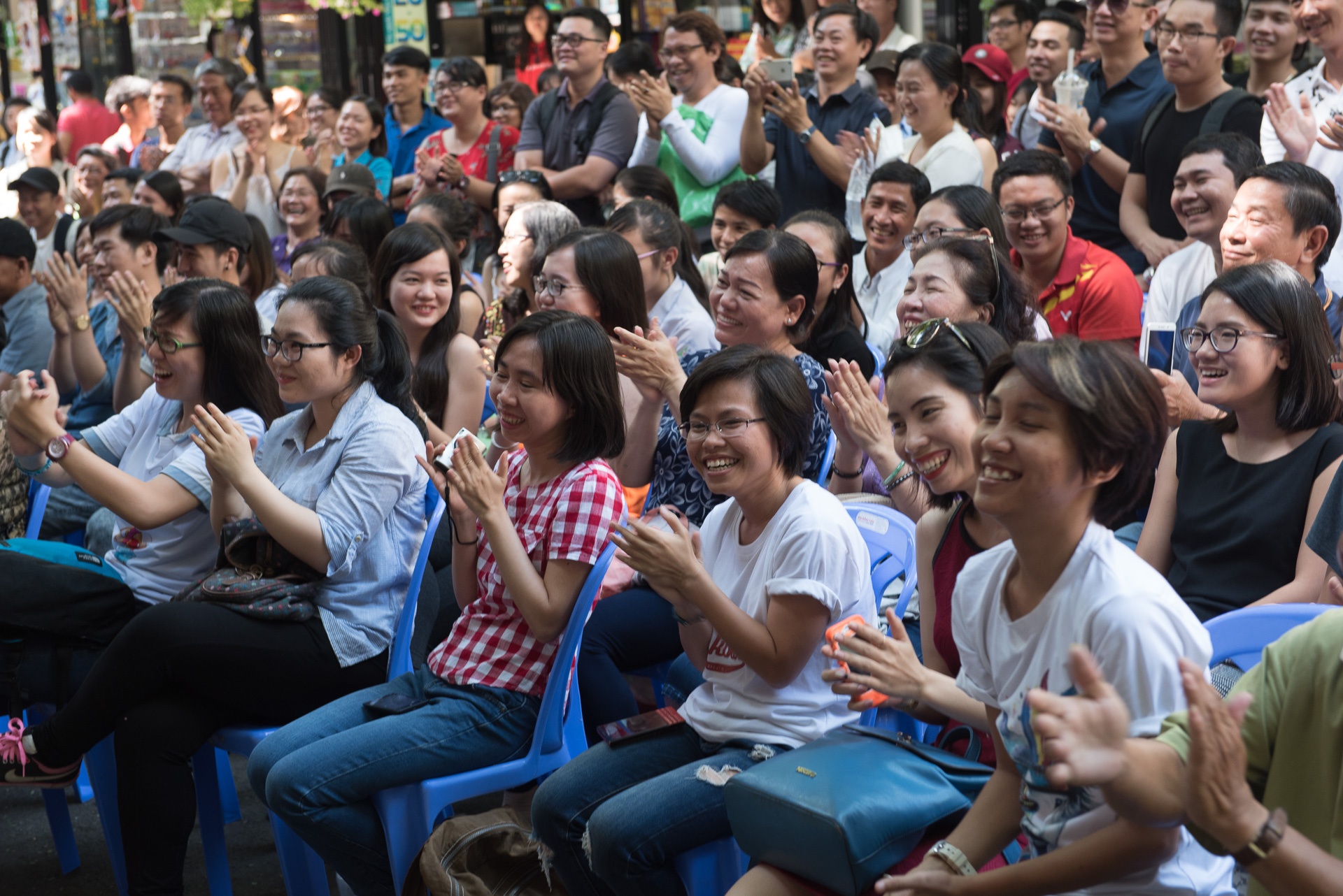 khan gia ngoi kin duong sach giao luu voi nghe si anh 7