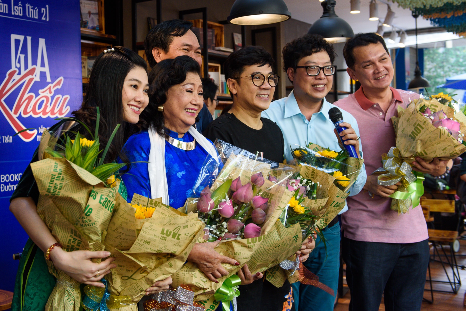 khan gia ngoi kin duong sach giao luu voi nghe si anh 13