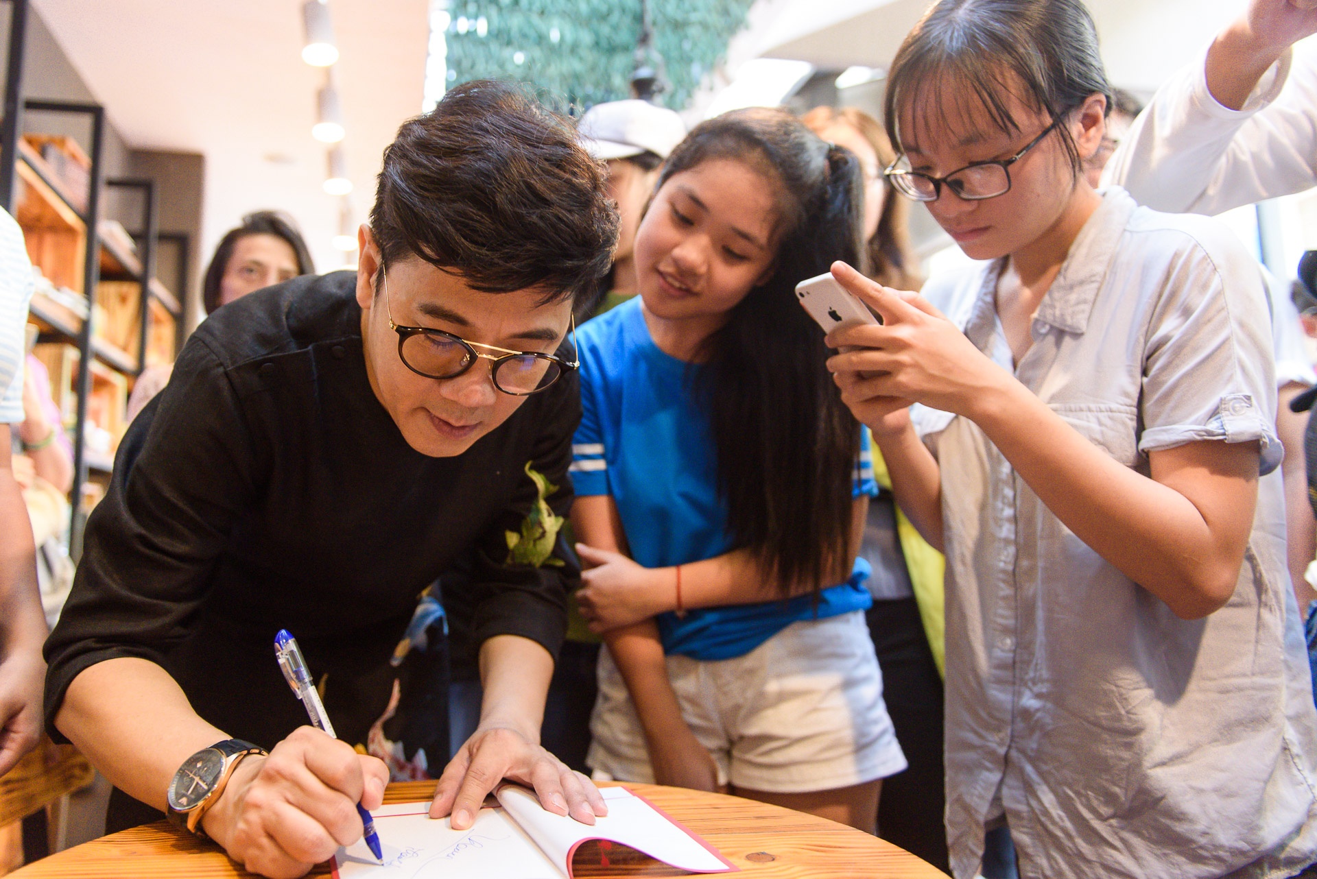 khan gia ngoi kin duong sach giao luu voi nghe si anh 12