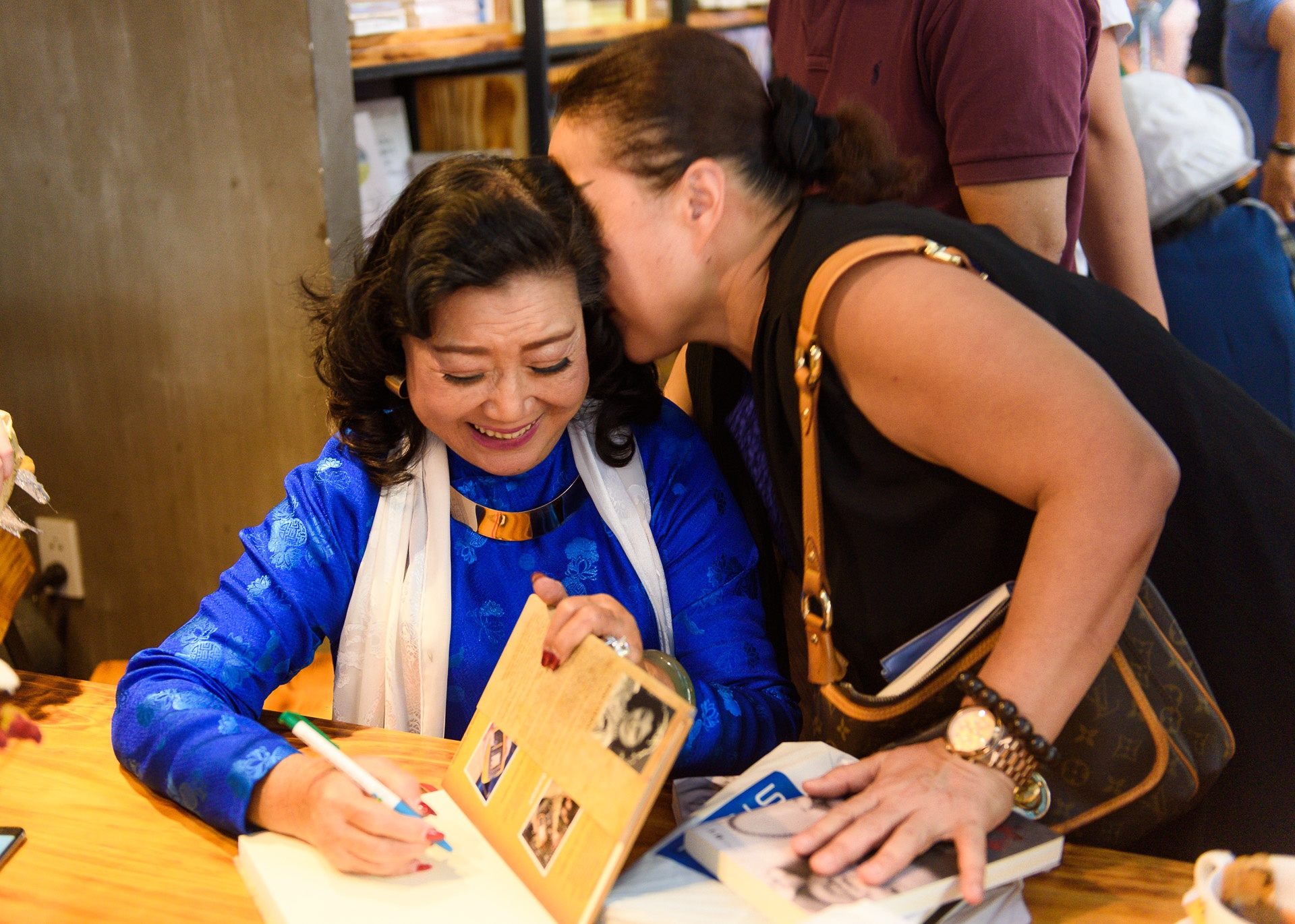 khan gia ngoi kin duong sach giao luu voi nghe si anh 11