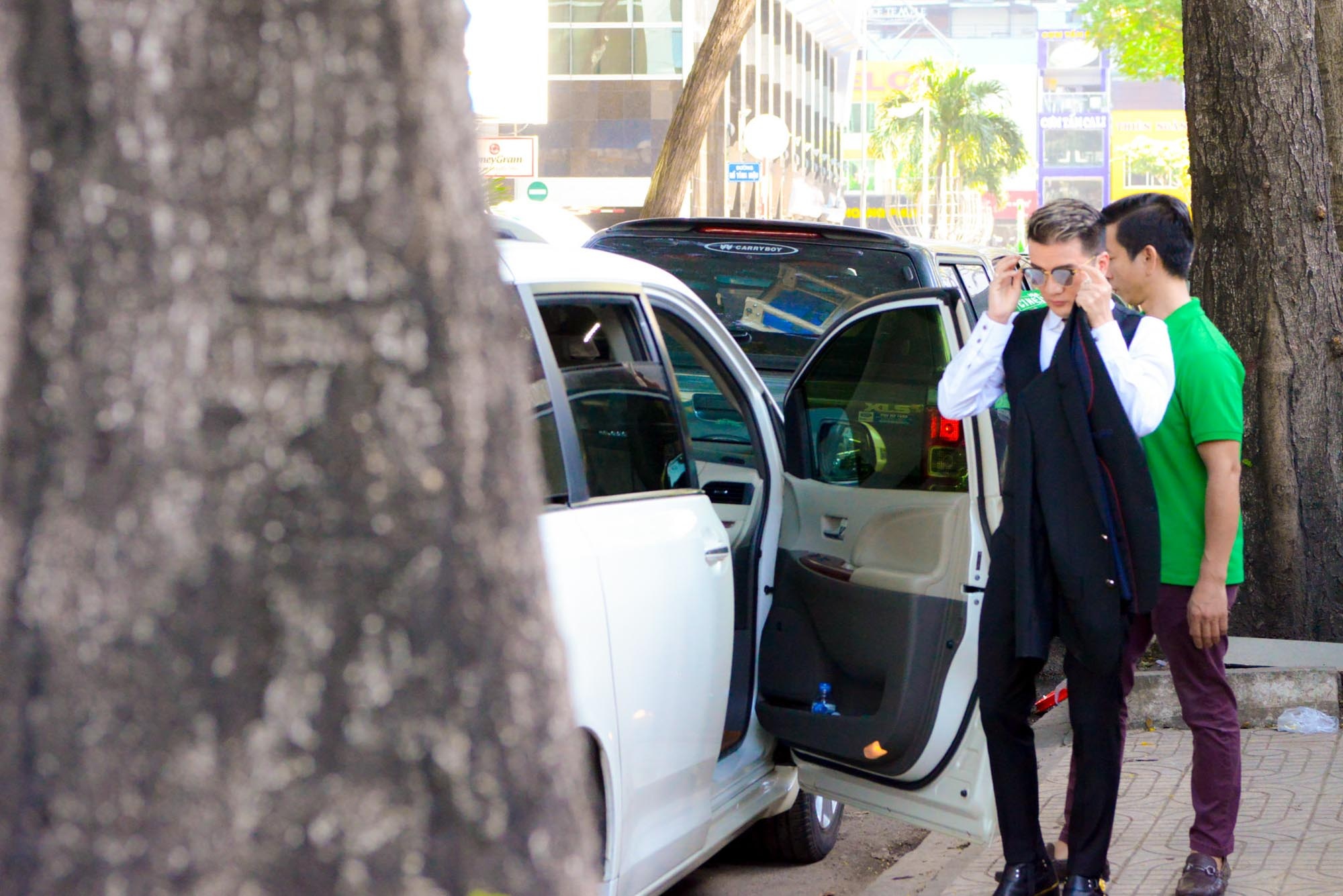 Đàm Vĩnh Hưng đi chợ mua đồ sau khi quay MV ảnh 1 Dam Vinh Hung di cho mua do sau khi quay MV anh 1