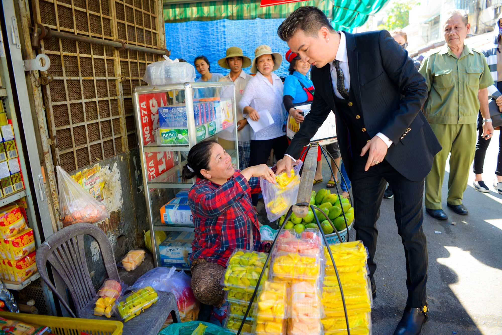 Đàm Vĩnh Hưng đi chợ mua đồ sau khi quay MV ảnh 6 Dam Vinh Hung di cho mua do sau khi quay MV anh 6