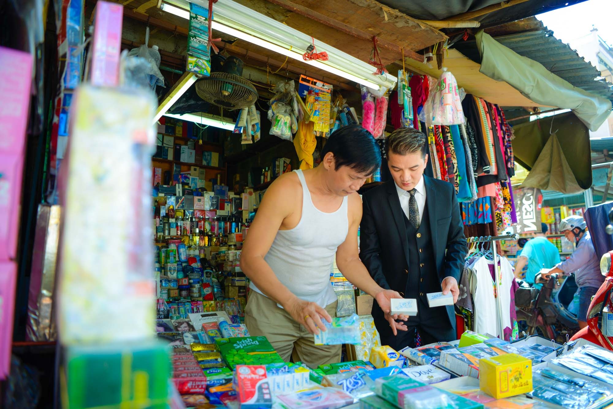 Đàm Vĩnh Hưng đi chợ mua đồ sau khi quay MV ảnh 7 Dam Vinh Hung di cho mua do sau khi quay MV anh 7