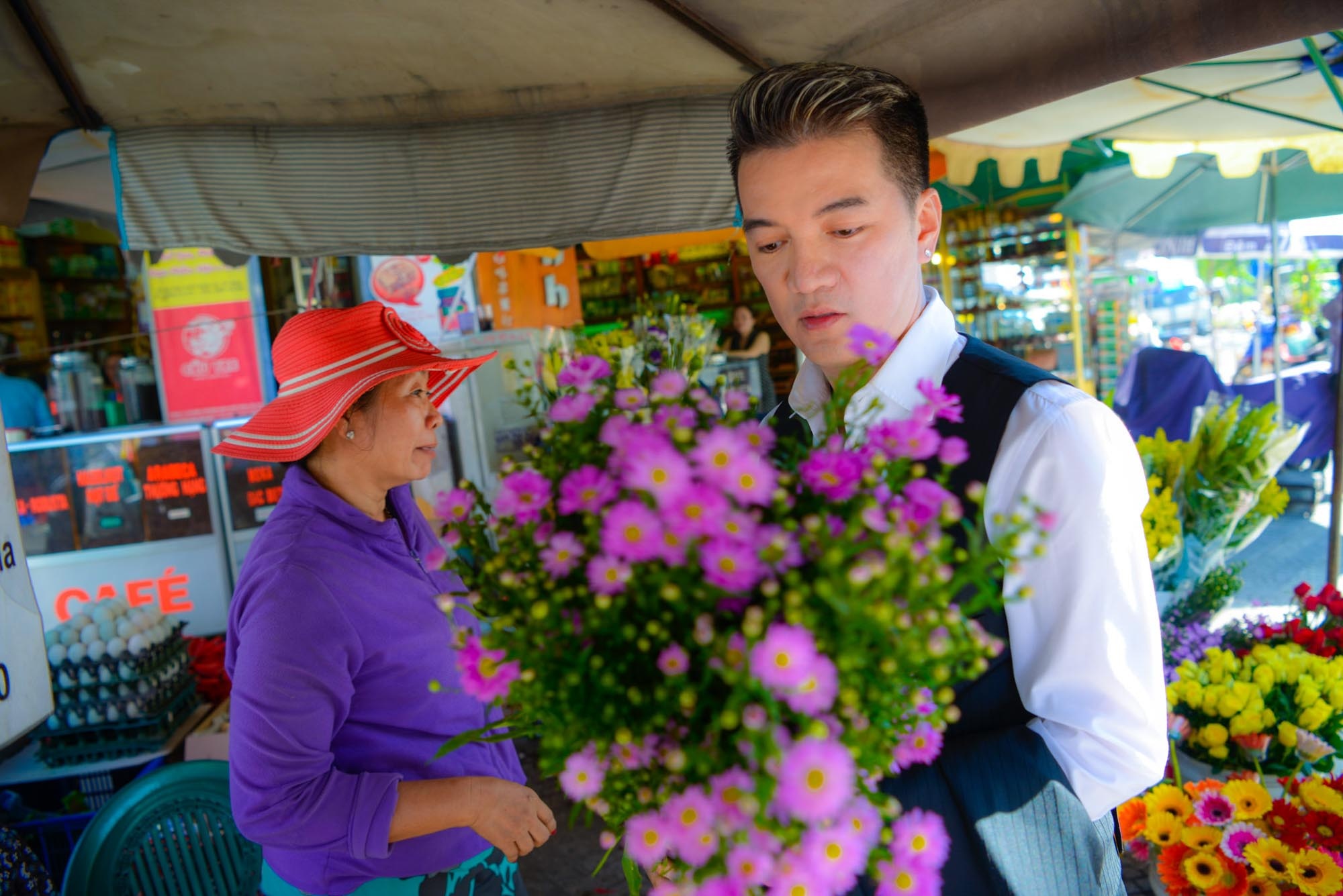 Đàm Vĩnh Hưng đi chợ mua đồ sau khi quay MV ảnh 8 Dam Vinh Hung di cho mua do sau khi quay MV anh 8