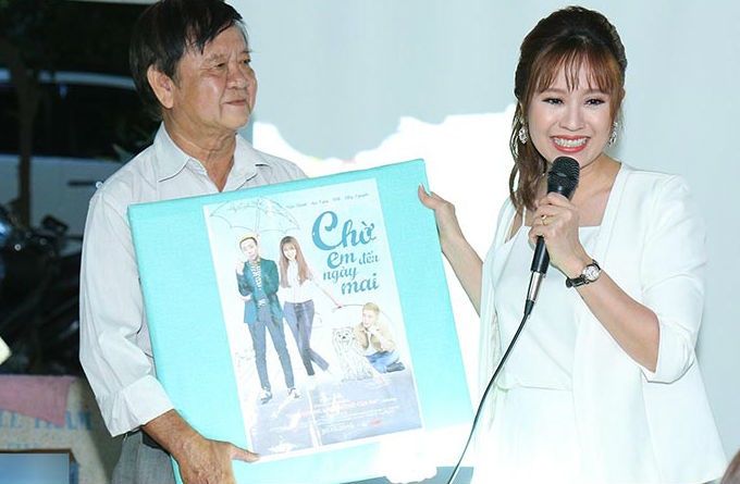 Tran Thanh khoc khi gap nghe si gia anh 7