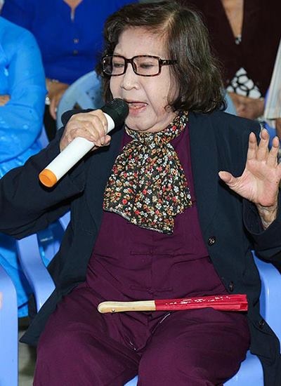 Tran Thanh khoc khi gap nghe si gia anh 5