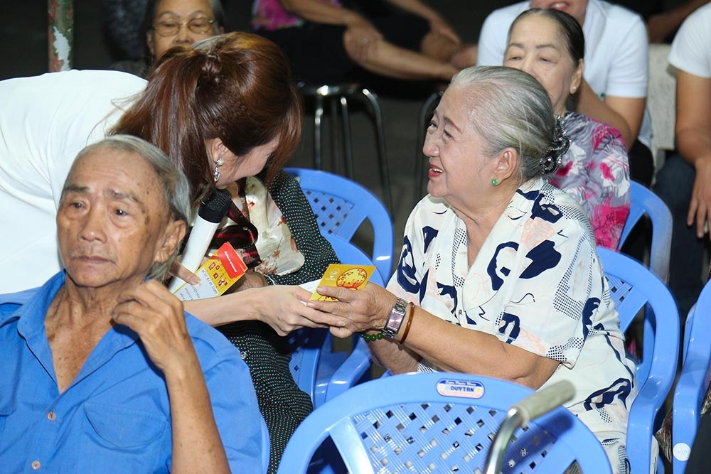 Tran Thanh khoc khi gap nghe si gia anh 4