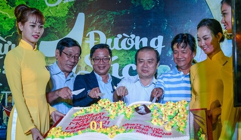 Duong sach TP.HCM tung bung ky niem mot nam thanh lap hinh anh