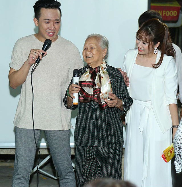 Tran Thanh khoc khi gap nghe si gia anh 6