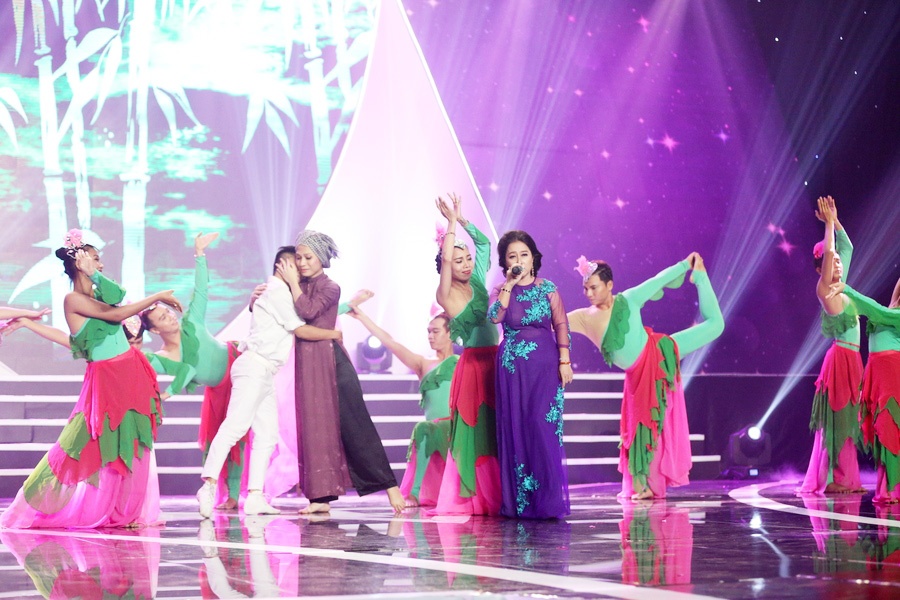 Hong Van va con trai khien khan gia xuc dong anh 3