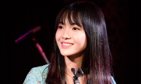 'Hot girl Bolero' ke chuyen noi tieng nho hat to tren xe bus hinh anh