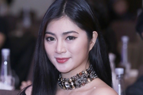 Thanh Truc lo voc dang tron tria o su kien hinh anh