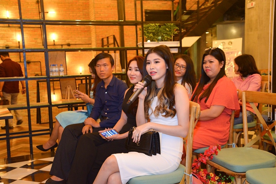 Ra mắt sách Mẹ sẽ không để con ở lại ảnh 2 Ra mat sach Me se khong de con o lai anh 2