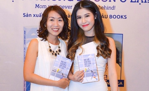 Ba me dua con 2 tuoi di du lich 3 chau luc trong hai nam hinh anh