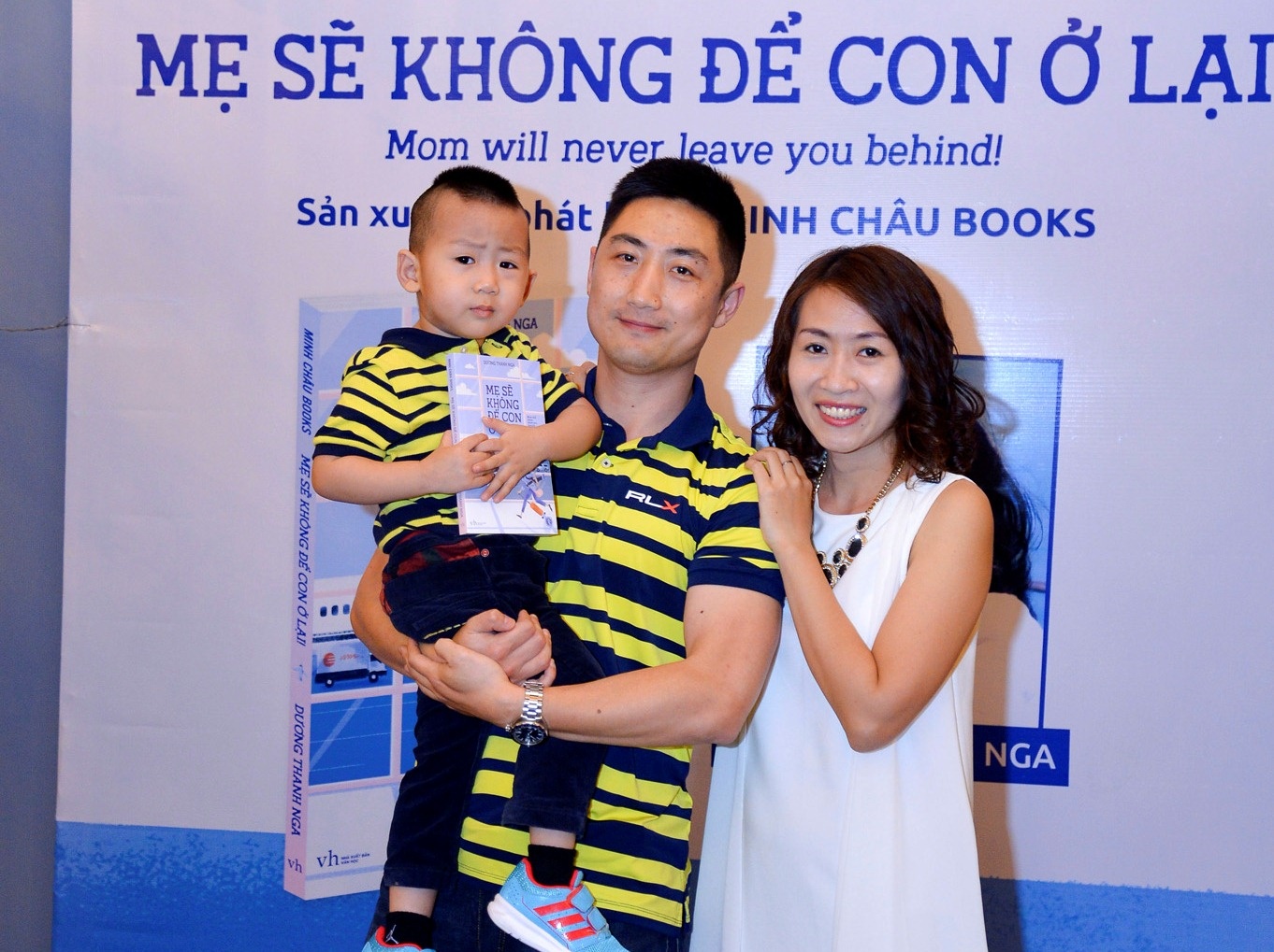 Ra mắt sách Mẹ sẽ không để con ở lại ảnh 1 Ra mat sach Me se khong de con o lai anh 1