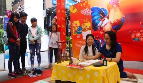 Nhieu hoat dong nghe thuat tai duong sach xuan 2017 hinh anh