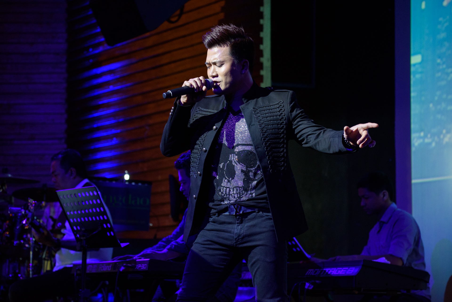 Thanh Truc hat trong dem nhac Khang Viet anh 7