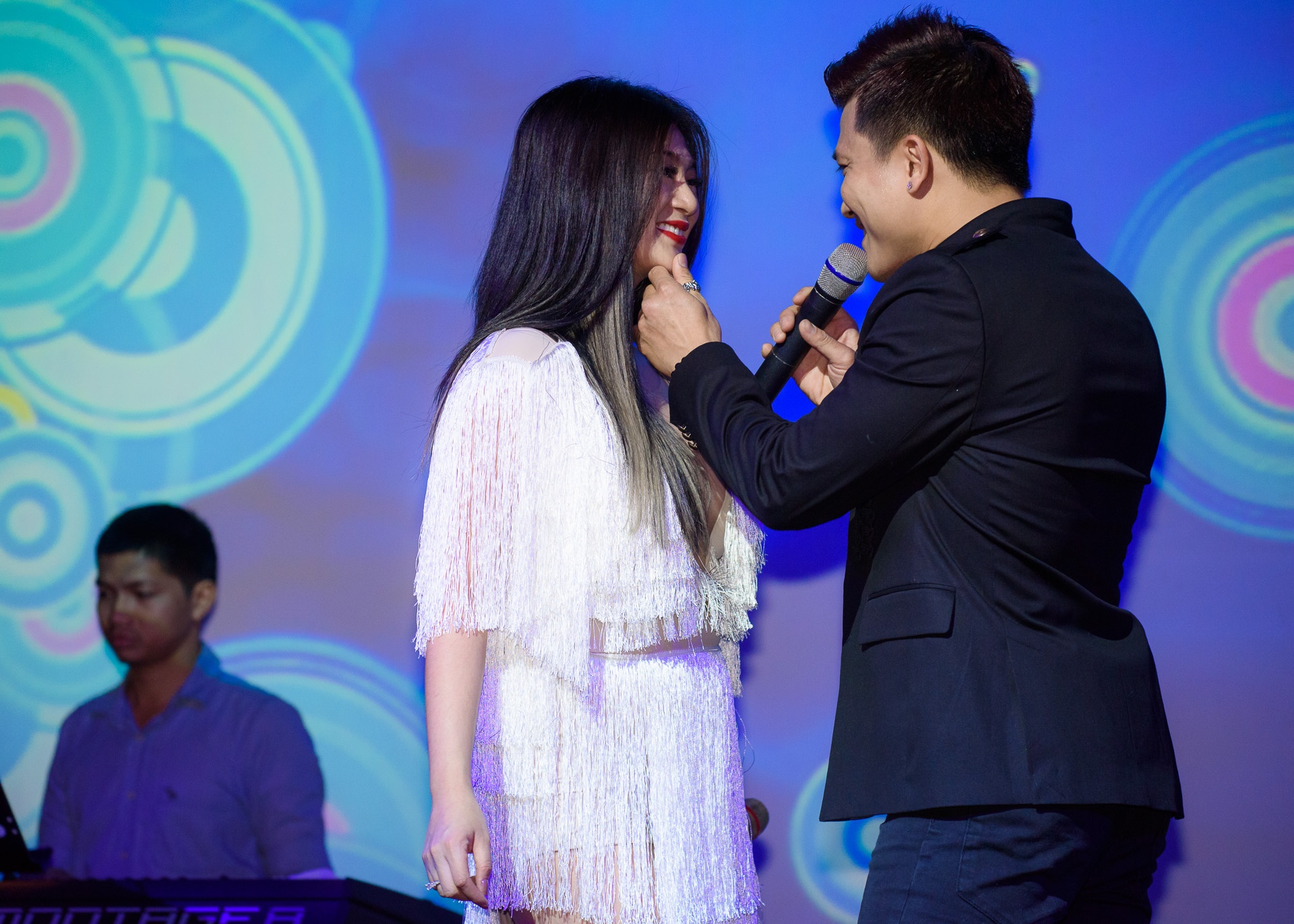 Thanh Truc hat trong dem nhac Khang Viet anh 3