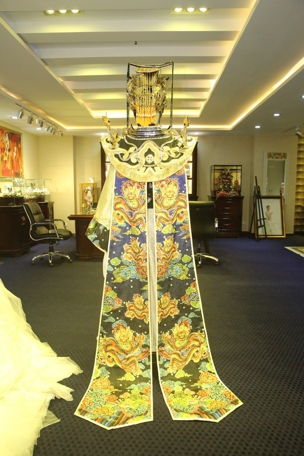 Hoai Linh mac trang phuc nang hon 10kg anh 1