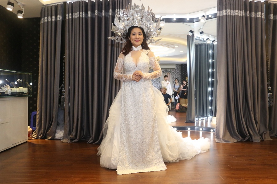 Hoai Linh mac trang phuc nang hon 10kg anh 3