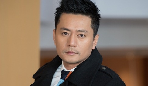 Truong Minh Cuong bi gay tay, chay mau mat khi dong phim hinh anh