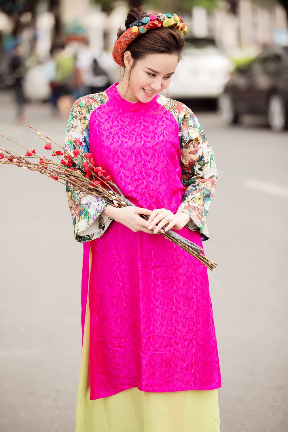 Vy Oanh dua con hai tuoi xuong pho anh 5