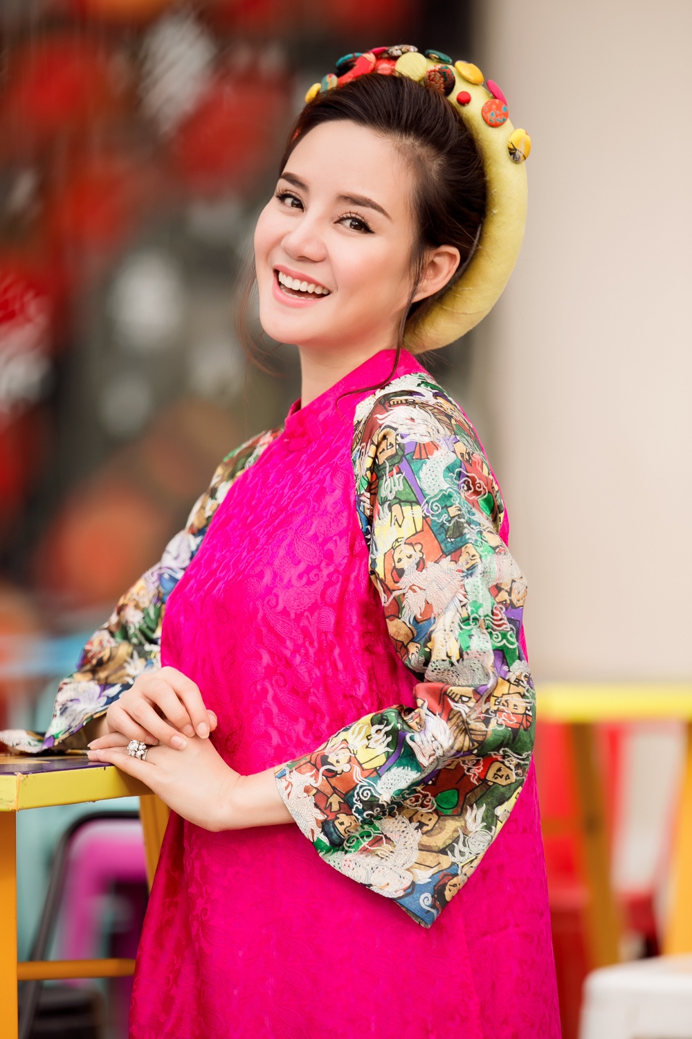 Vy Oanh dua con hai tuoi xuong pho anh 4