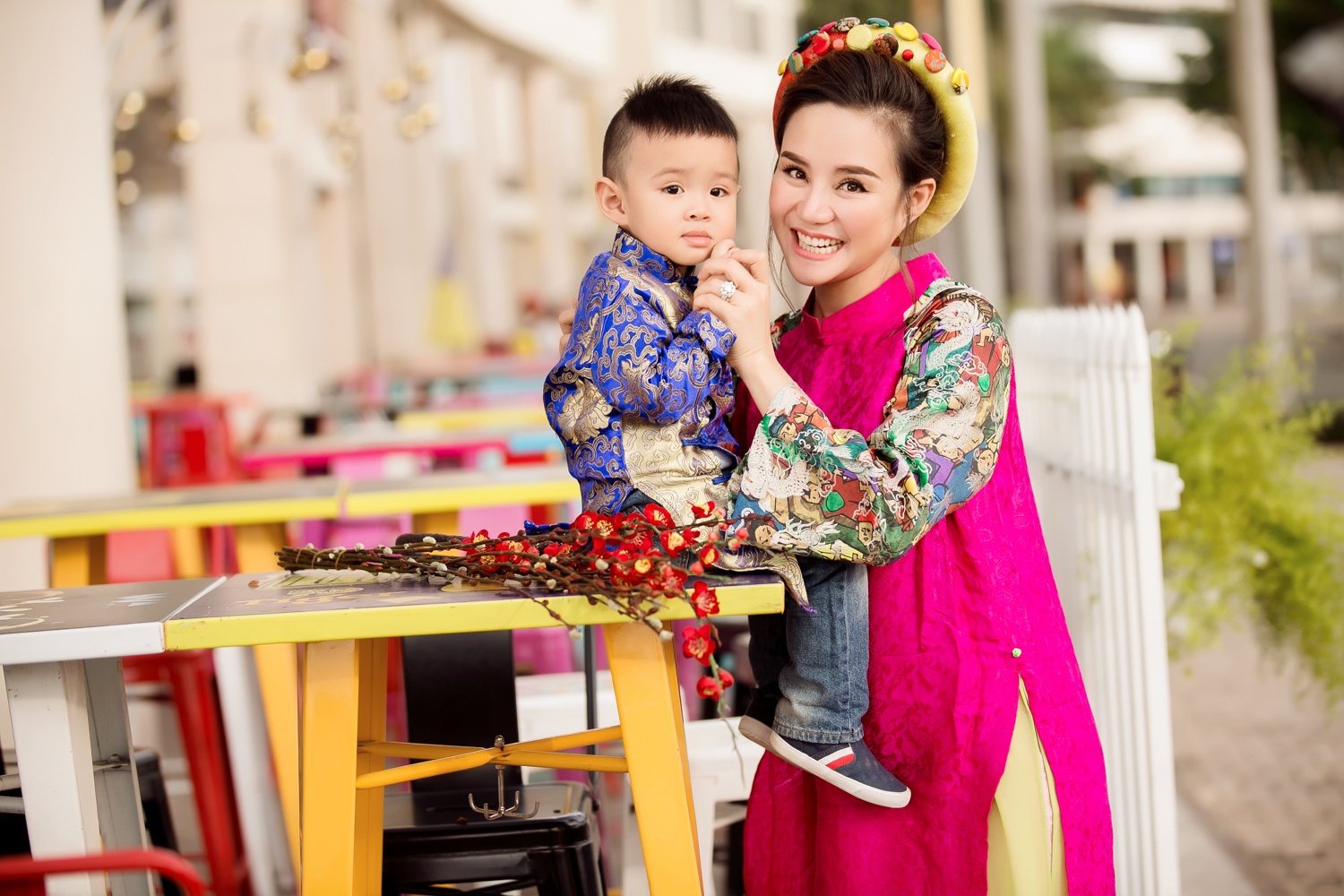 Vy Oanh dua con hai tuoi xuong pho anh 1