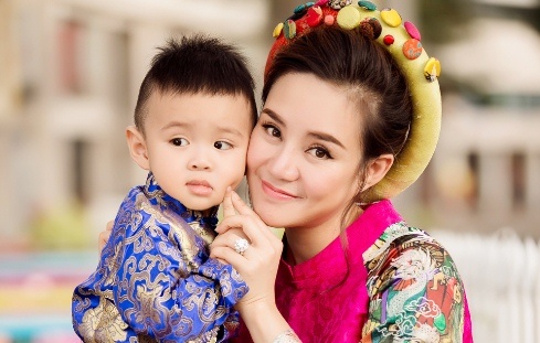 Vy Oanh mac ao dai dua con trai xuong pho ngay can Tet hinh anh