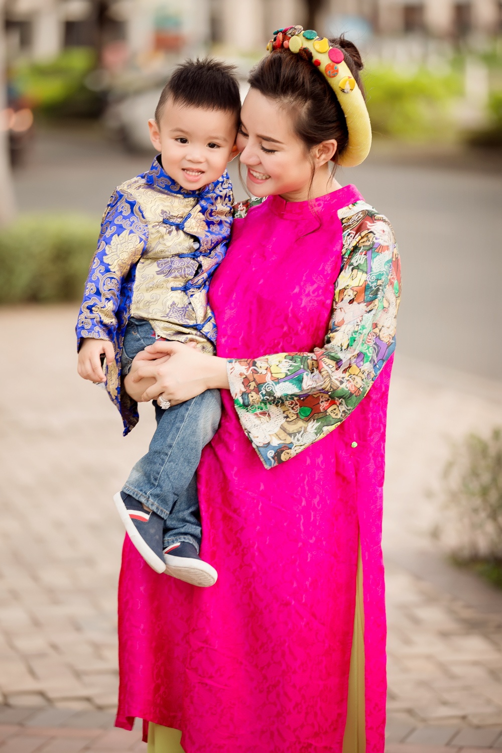 Vy Oanh dua con hai tuoi xuong pho anh 2