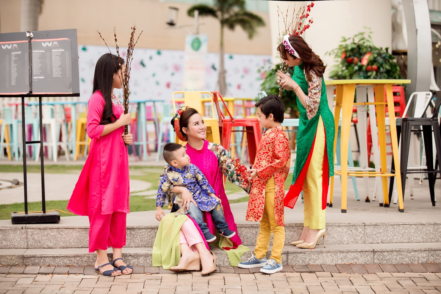 Vy Oanh dua con hai tuoi xuong pho anh 3