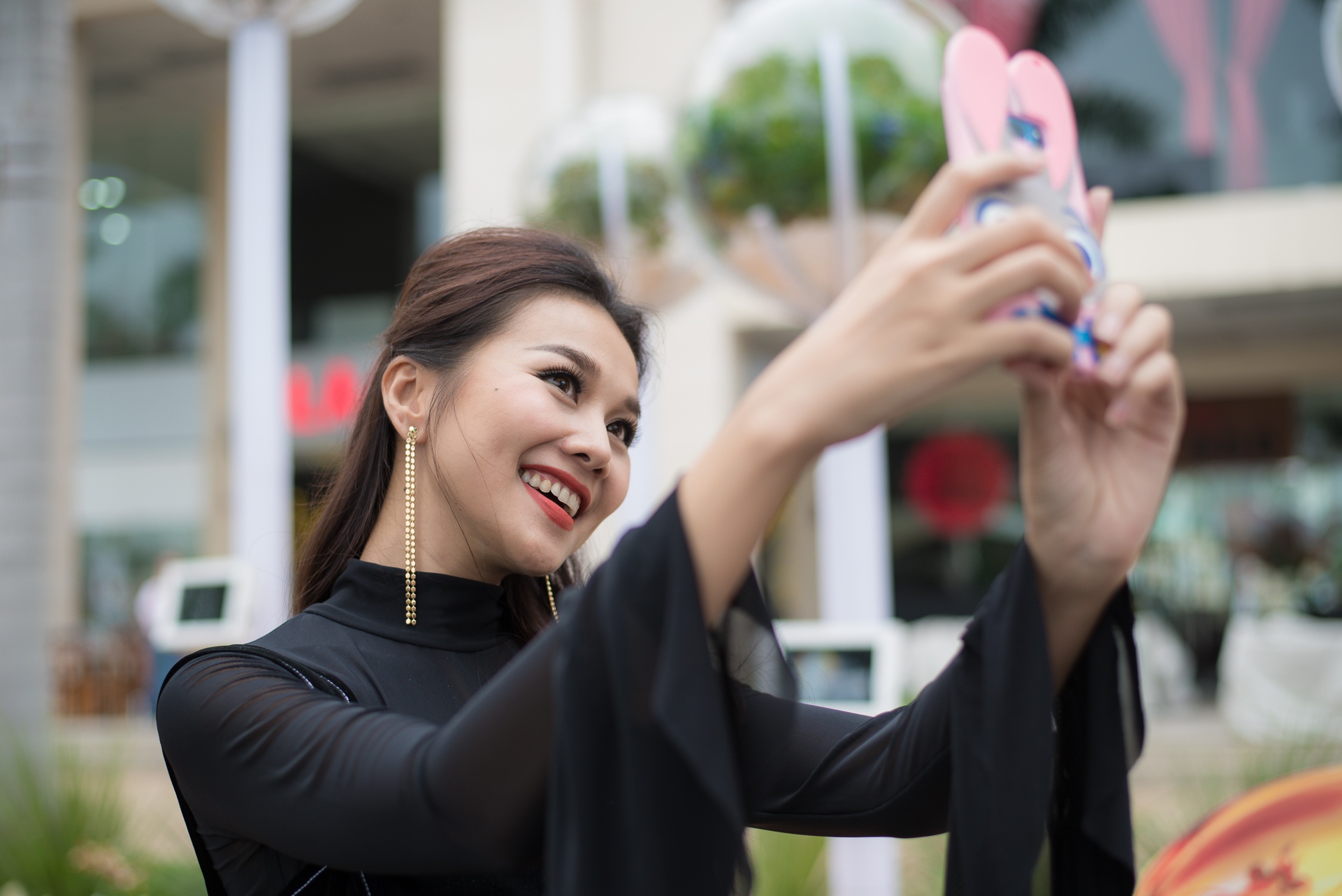 Thanh Hang xuat hien rang ro o duong hoa xuan hinh anh