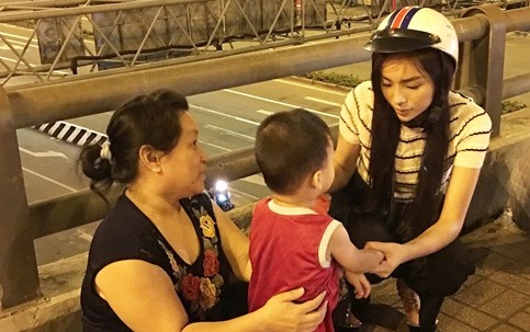 Hoa hau Ky Duyen di xe may phat qua Tet luc nua dem hinh anh