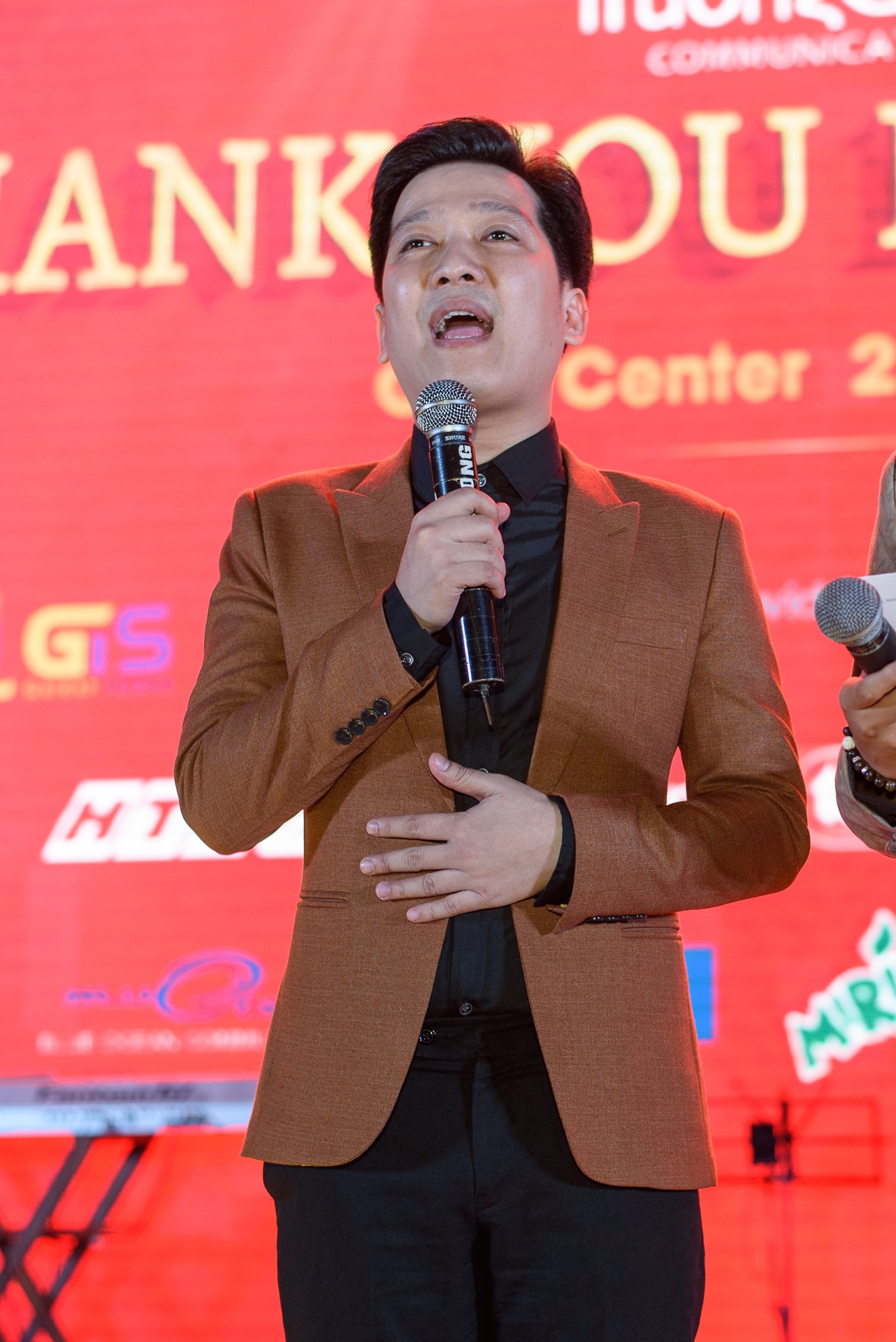 Chi Tai dua vo di tiec Truong Giang anh 11