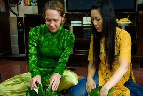 Trinh Kim Chi huong dan Tong lanh su My goi banh chung hinh anh