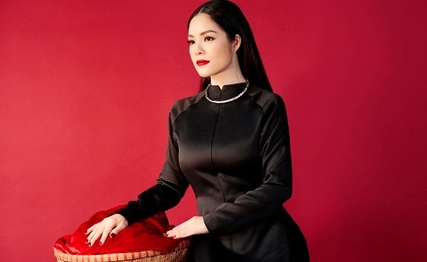 Duong Cam Lynh mac ao dai, boi hoi nho Tet xua hinh anh