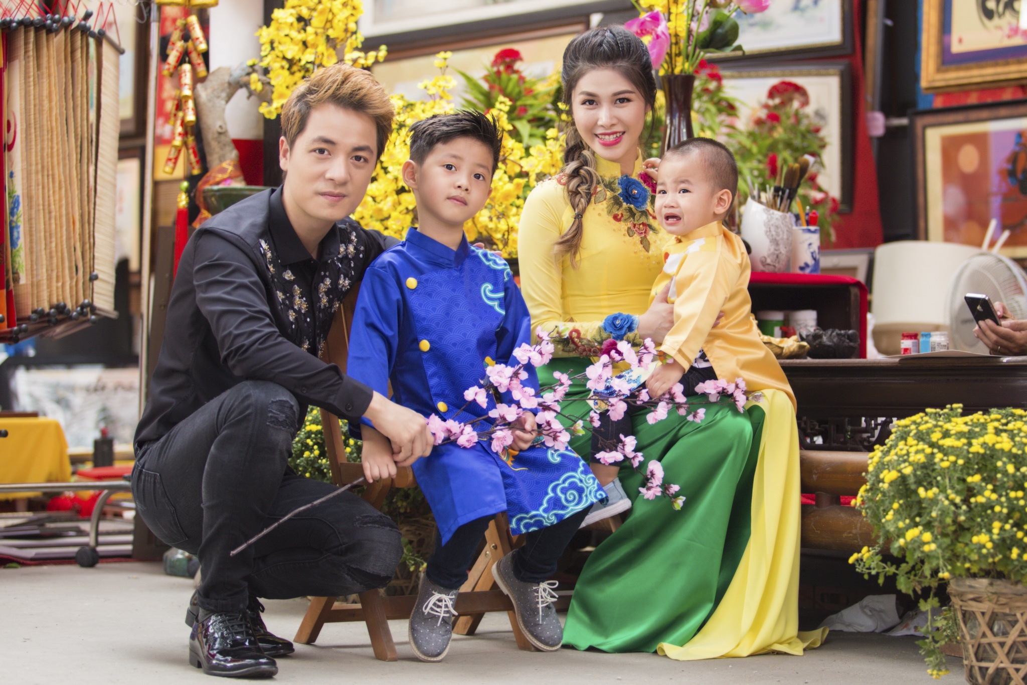 Đăng Khôi đưa vợ con xuống phố ảnh 1 Dang Khoi dua vo con xuong pho anh 1