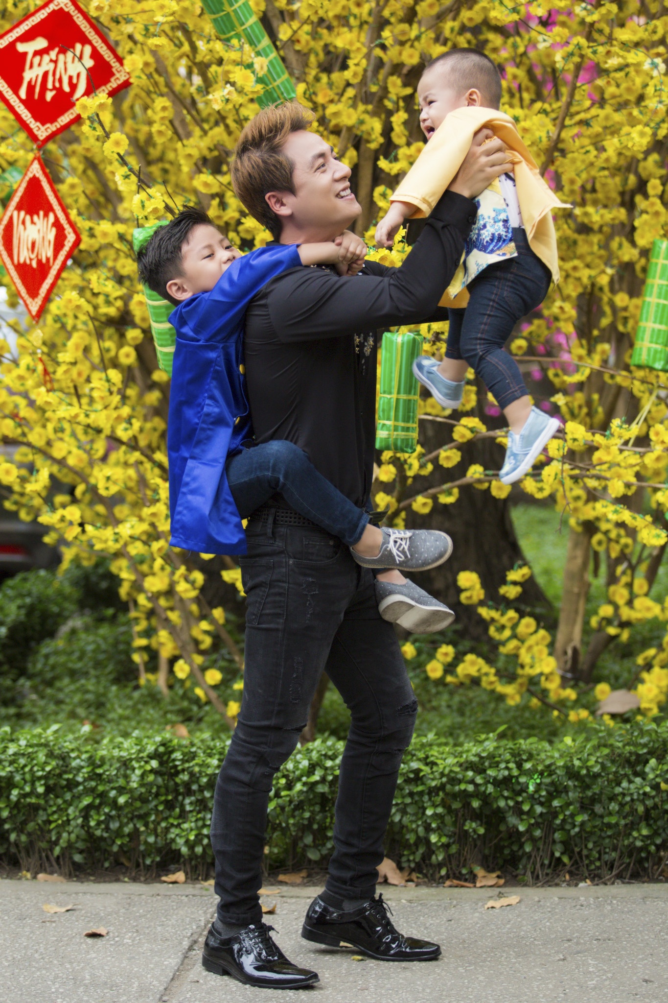 Đăng Khôi đưa vợ con xuống phố ảnh 3 Dang Khoi dua vo con xuong pho anh 3