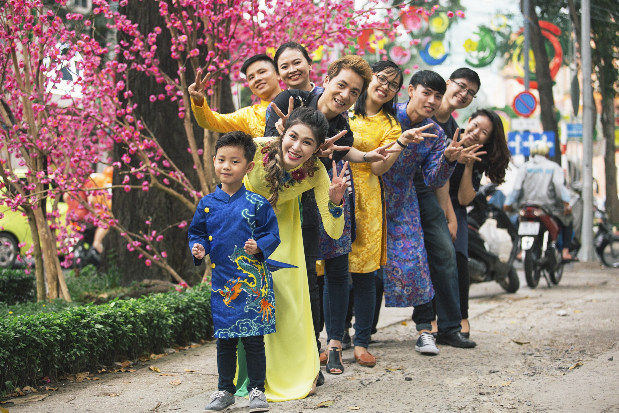 Đăng Khôi đưa vợ con xuống phố ảnh 2 Dang Khoi dua vo con xuong pho anh 2