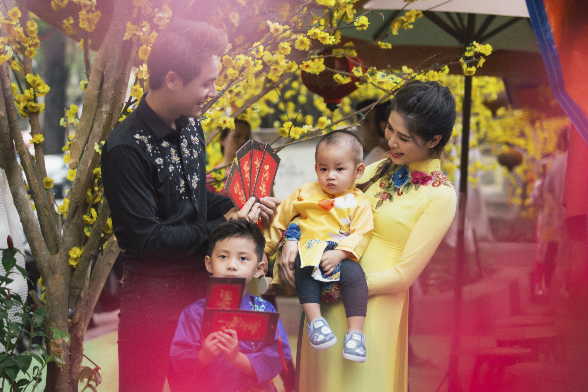 Đăng Khôi đưa vợ con xuống phố ảnh 8 Dang Khoi dua vo con xuong pho anh 8