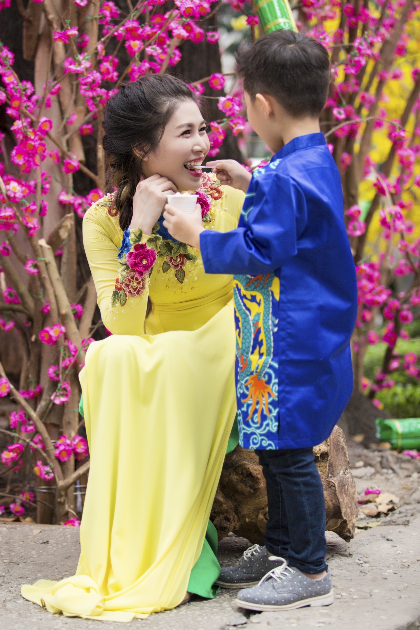 Đăng Khôi đưa vợ con xuống phố ảnh 5 Dang Khoi dua vo con xuong pho anh 5