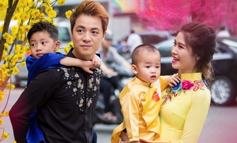 Vo chong Dang Khoi dua hai con xuong pho ngay can Tet hinh anh