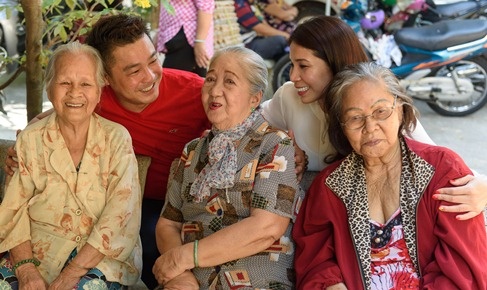 Ly Hung, Ly Huong tang qua nghe si gia neo don ngay 30 Tet hinh anh