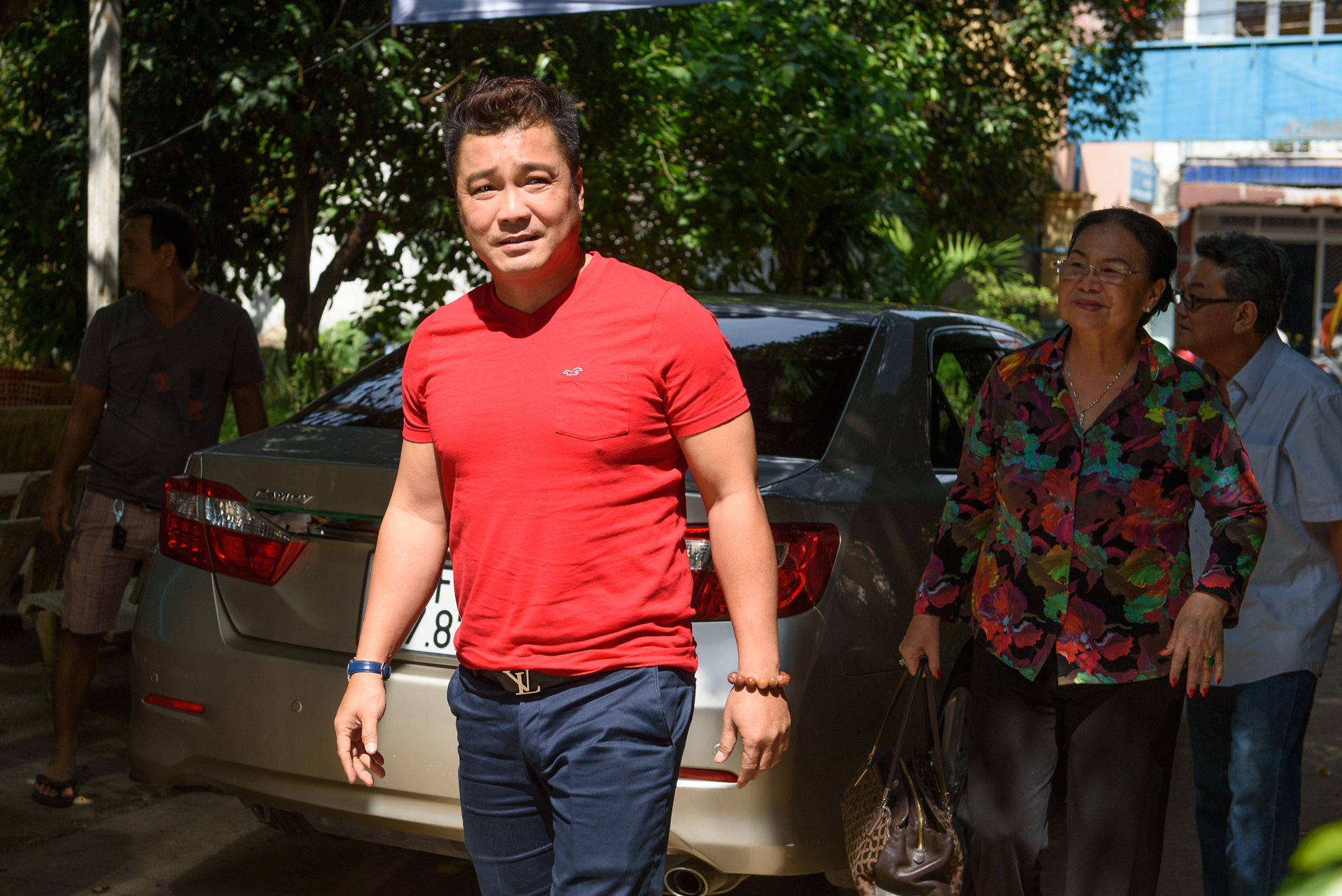 Ly Hung tang qua nghe si gia neo don anh 1