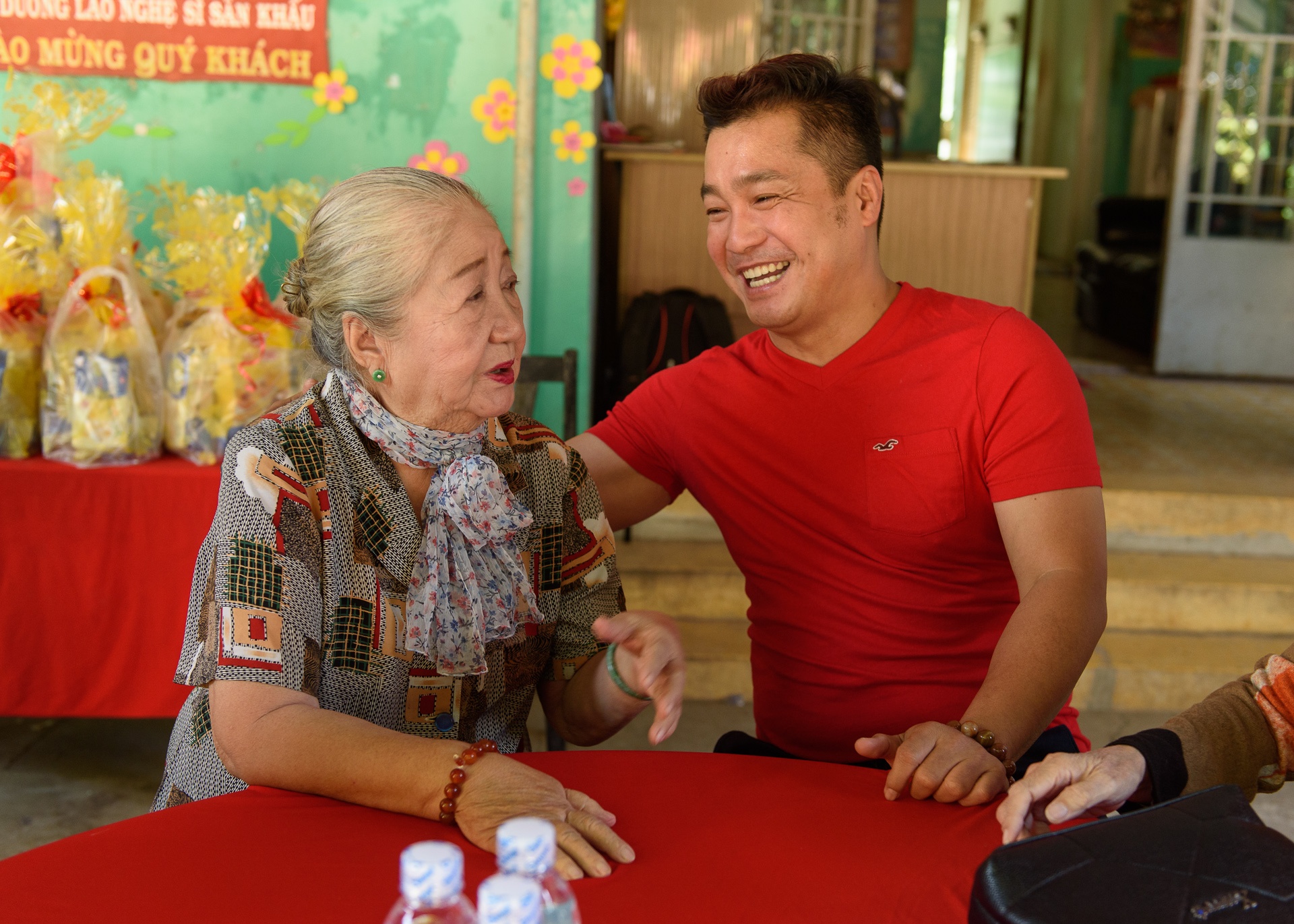 Ly Hung tang qua nghe si gia neo don anh 6