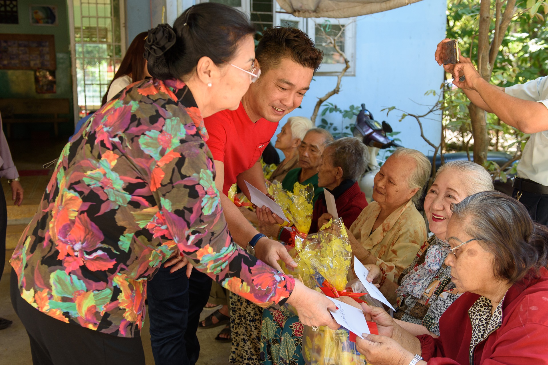 Ly Hung tang qua nghe si gia neo don anh 3