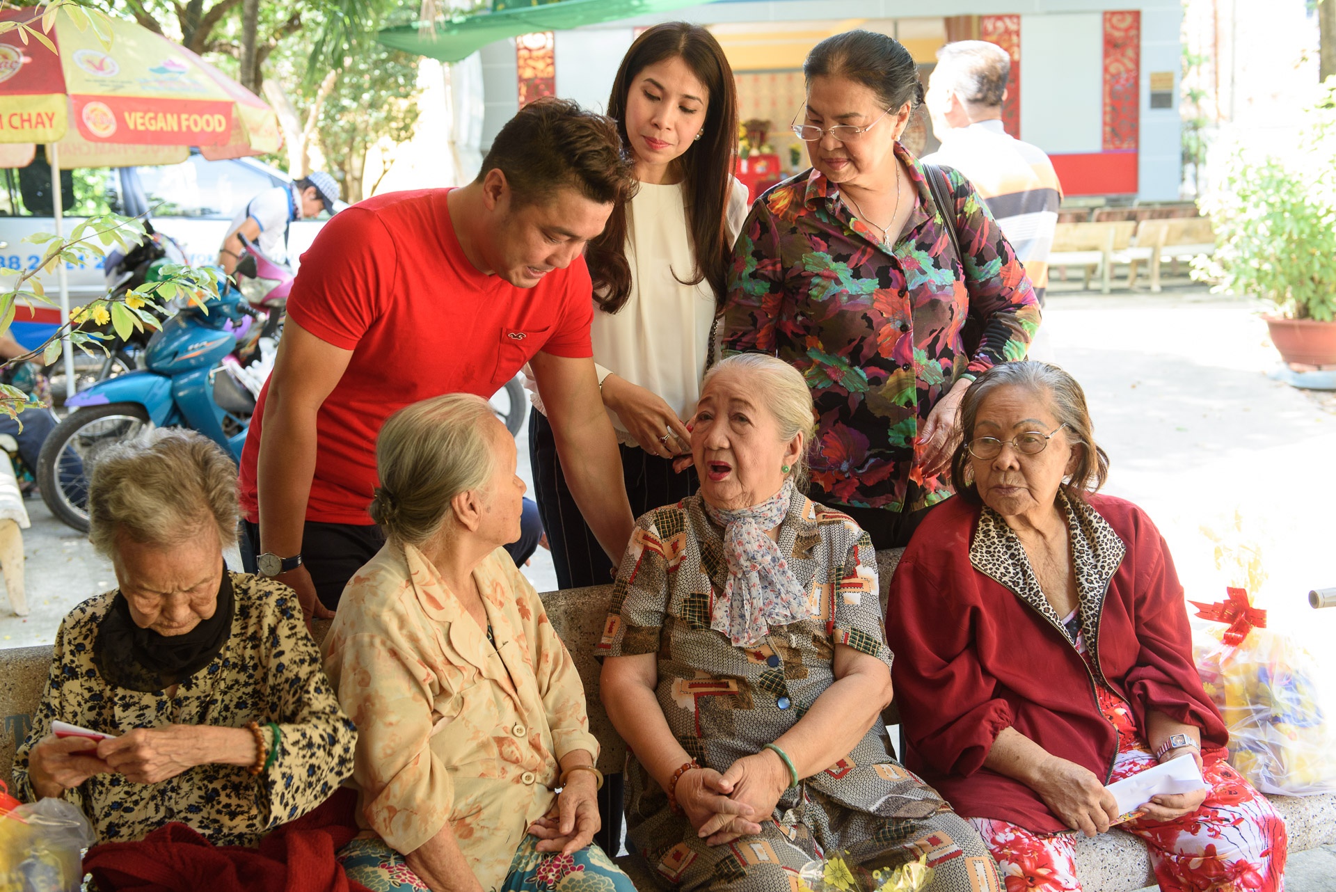 Ly Hung tang qua nghe si gia neo don anh 4